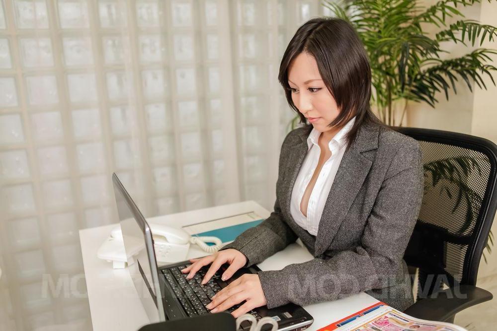 12P A secretária japonesa Yuuna Hoshisaki dá prazer a um cliente VIP com um Fleshlight