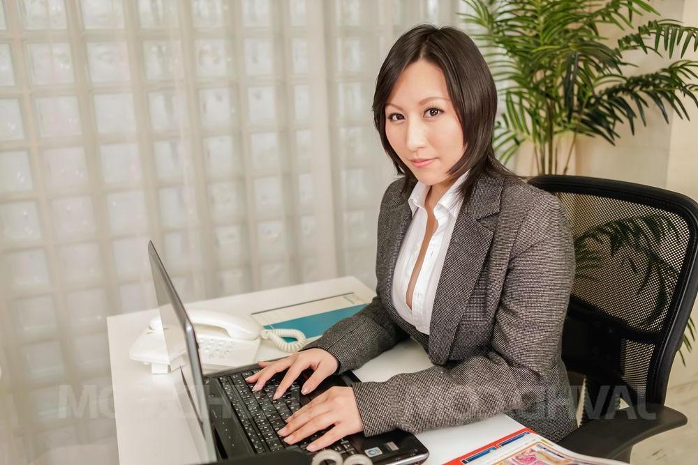 12P A secretária japonesa Yuuna Hoshisaki dá prazer a um cliente VIP com um Fleshlight