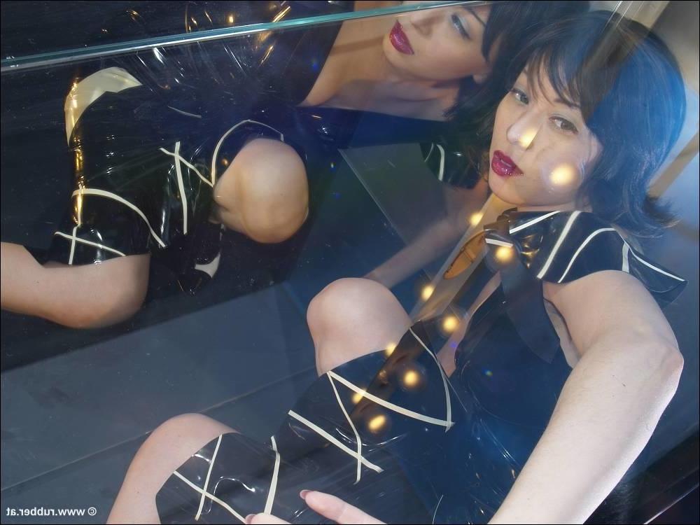 16P Bonita morena luce lápiz labial mientras fuma en ropa de látex