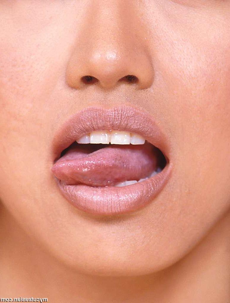 16P Pequeña asiática se lame los labios antes de mostrar el rosa de su manguito recortado