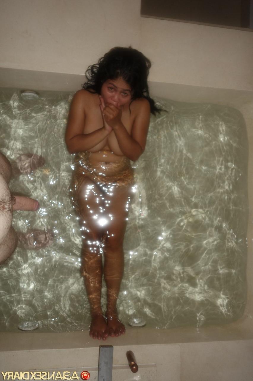 20P Chubby Asian MILF Dam washes her big tits & ass & poses in her lingerie
