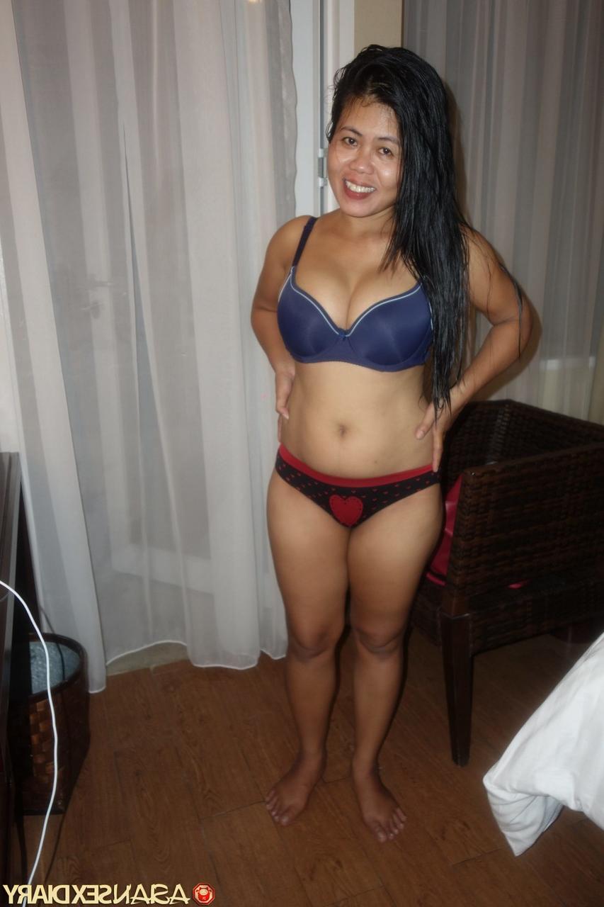 20P Chubby Asian MILF Dam washes her big tits & ass & poses in her lingerie