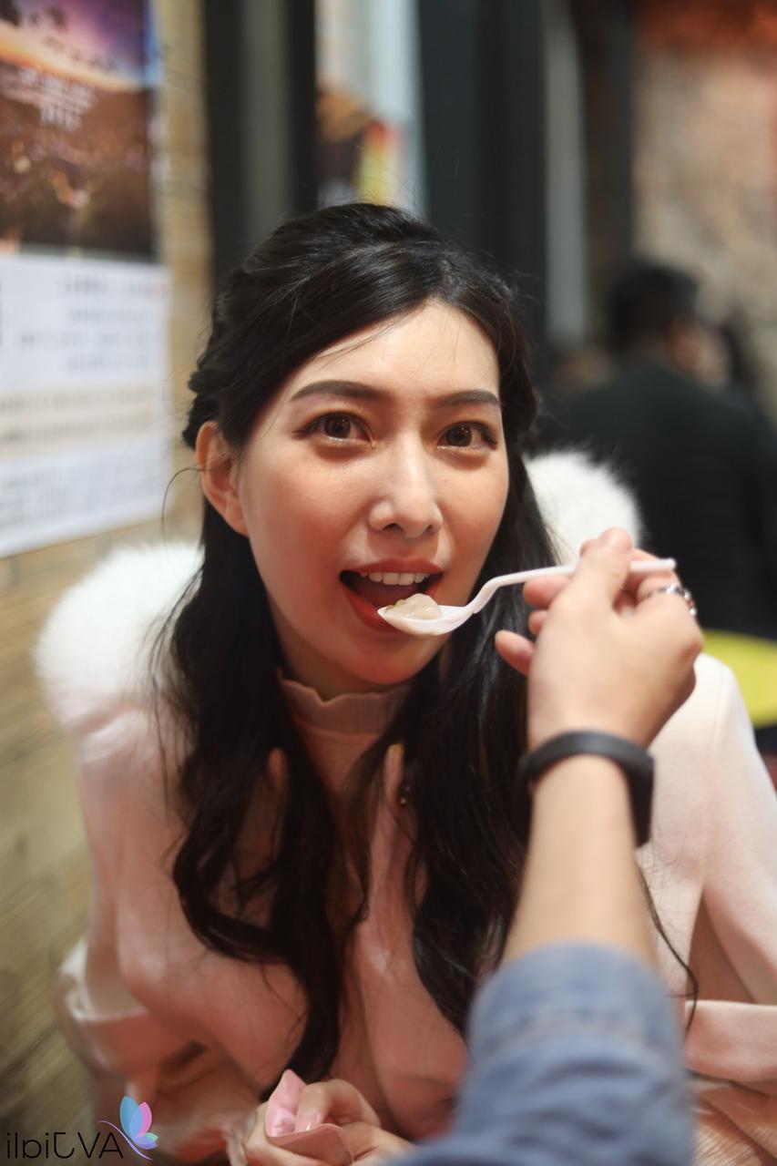 15P Die Chinesin Jiaxin beendet den Sex mit Sperma auf ihrem flachen Bauch