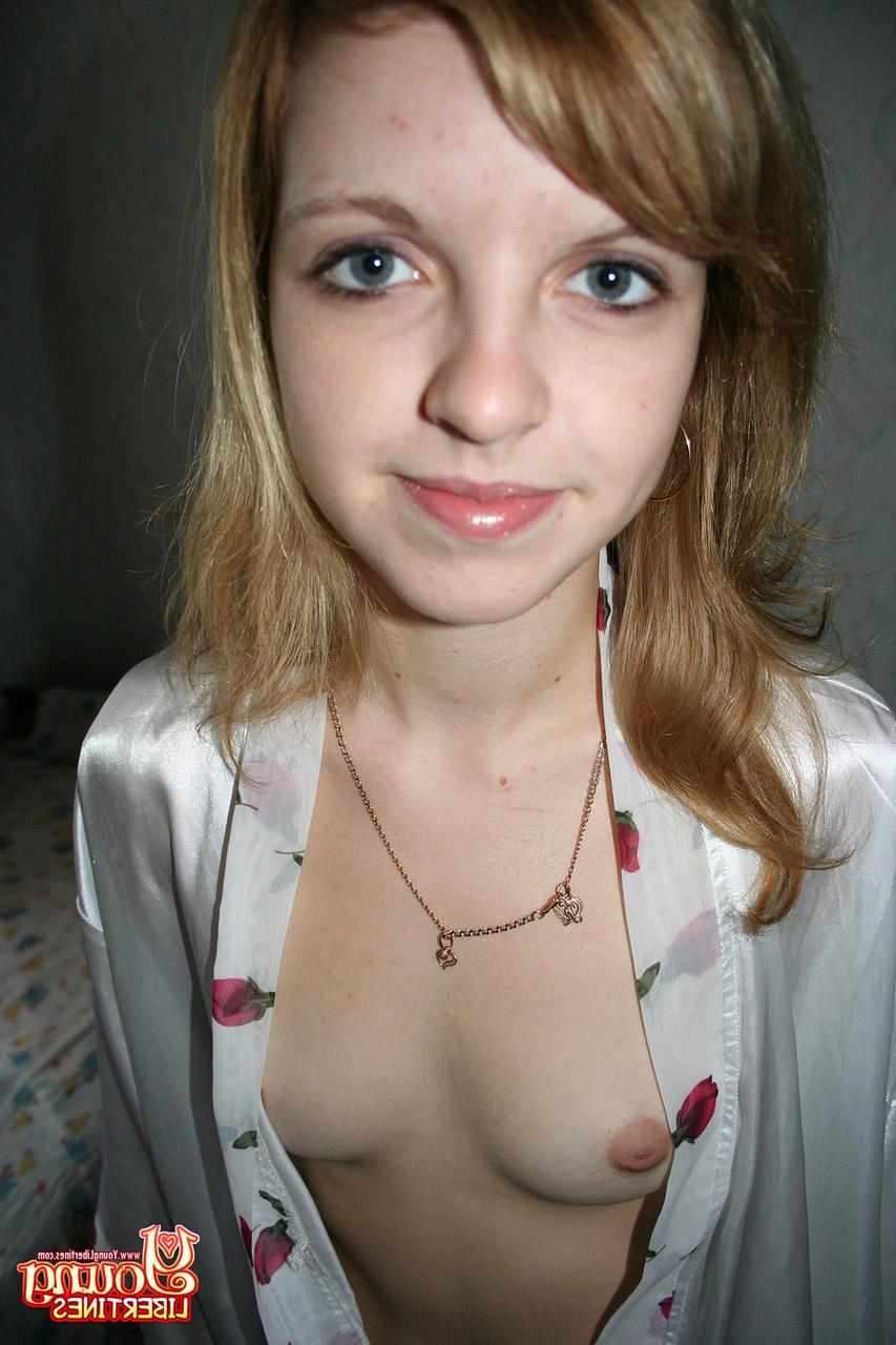 20P La inocente joven amateur simona se desnuda y posa en su habitación