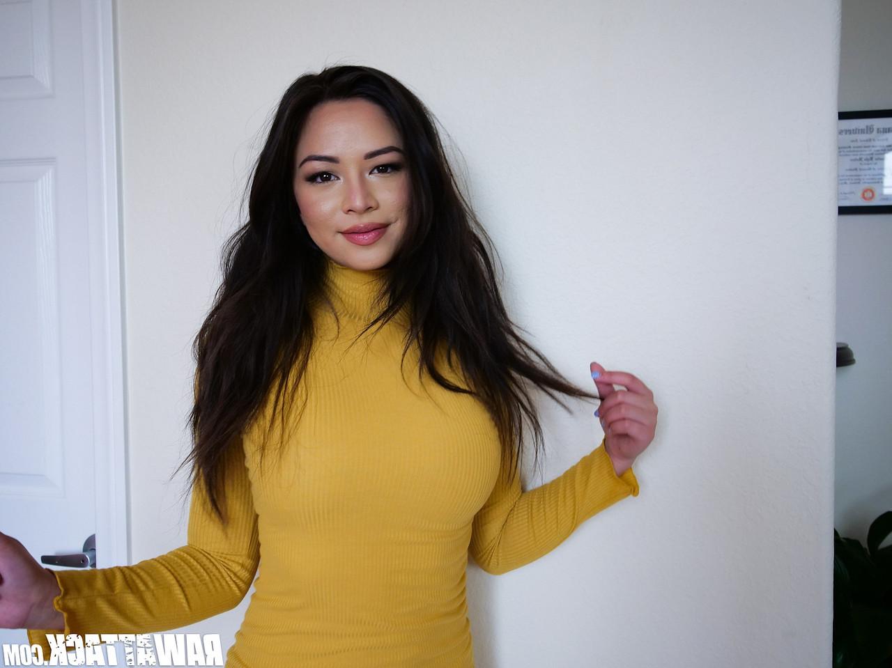 15P La guapa asiática Scarlett Alexis se desnuda antes de tener sexo del coño a la boca