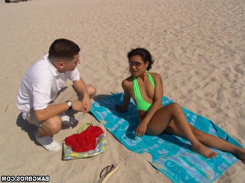 20P A gata asiática Layla Lei cavalga um grande galo depois de exibir sua bunda grande na praia