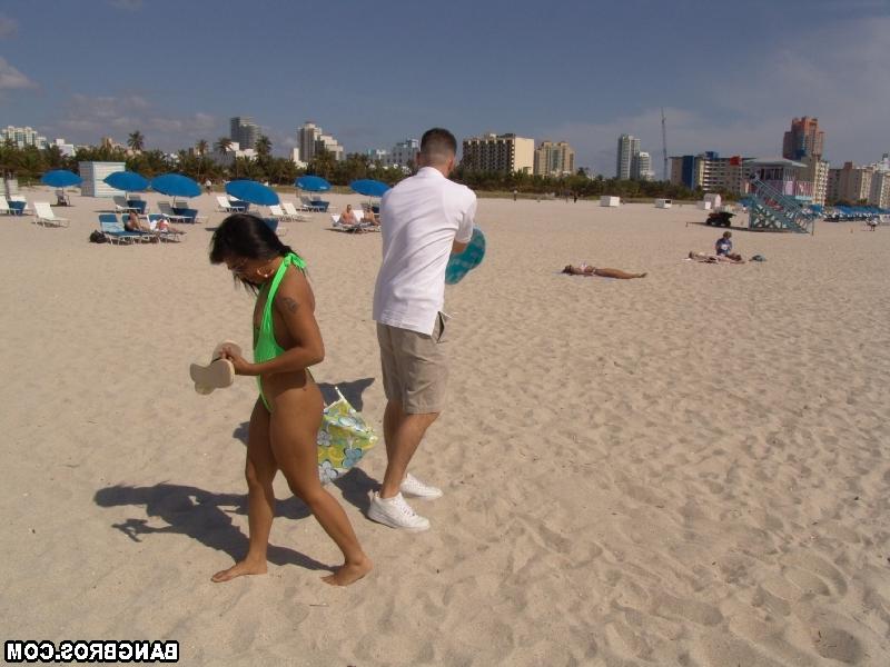 20P A gata asiática Layla Lei cavalga um grande galo depois de exibir sua bunda grande na praia