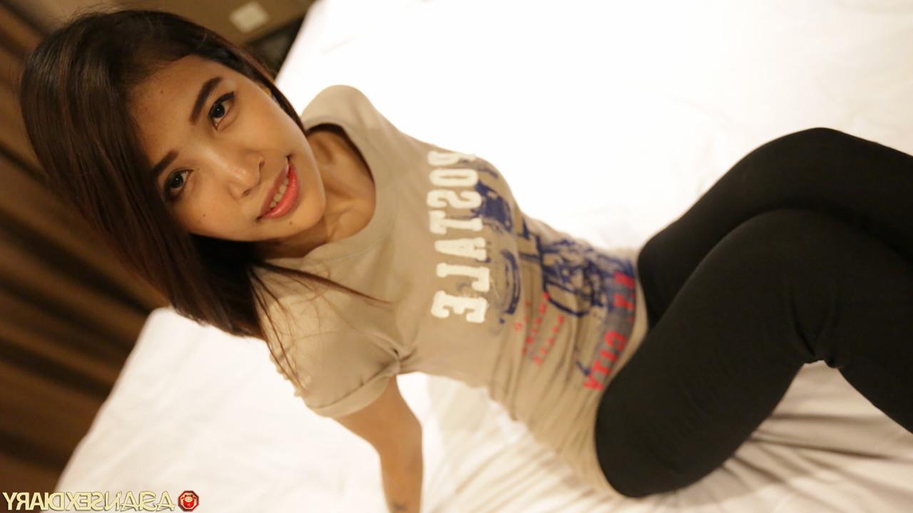 20P Pear, petite asiatique, montre son buisson avant d'avoir du sexe hardcore en POV.