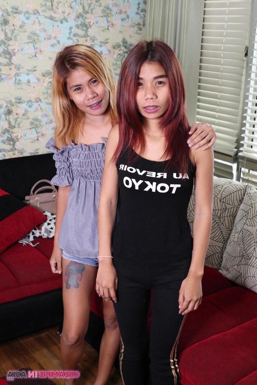 20P Des asiatiques tatouées montrent leurs petits seins entièrement nues.