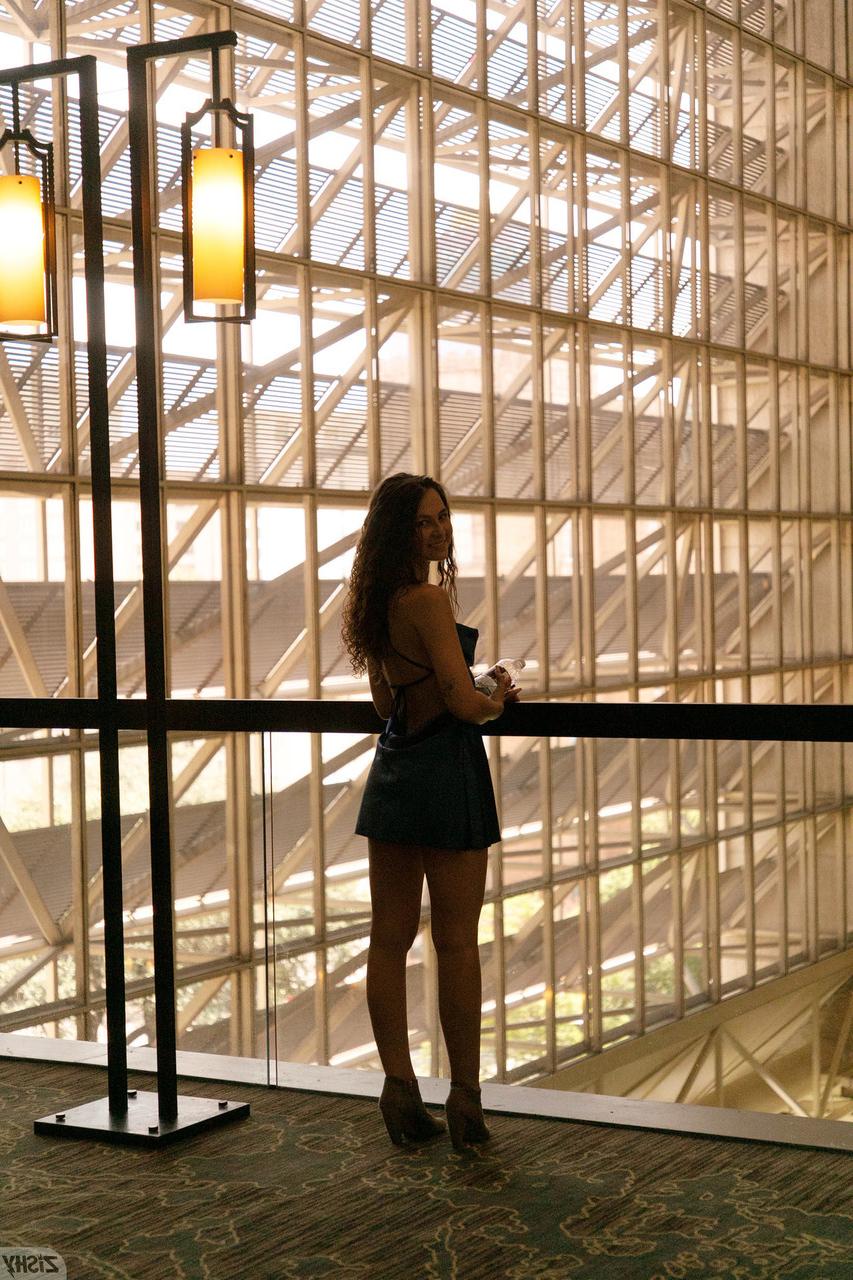 13P Babe amador Liz Jordan mostra seus peitos e buceta em lugares públicos