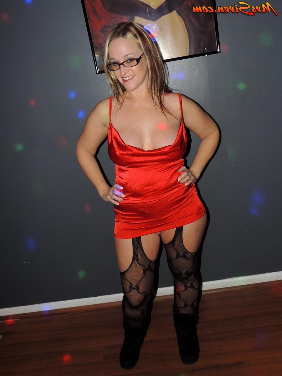 17P Thick chick Dee Siren models by herself prior to a blowbang