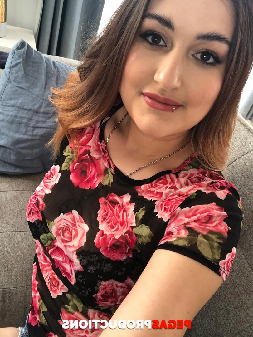 18P La jeune brune sexy Angie Bloom montre son corps potelé et taquine son beau-père.