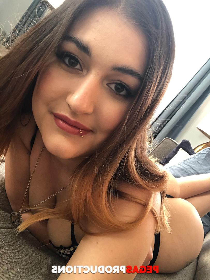 18P La jeune brune sexy Angie Bloom montre son corps potelé et taquine son beau-père.