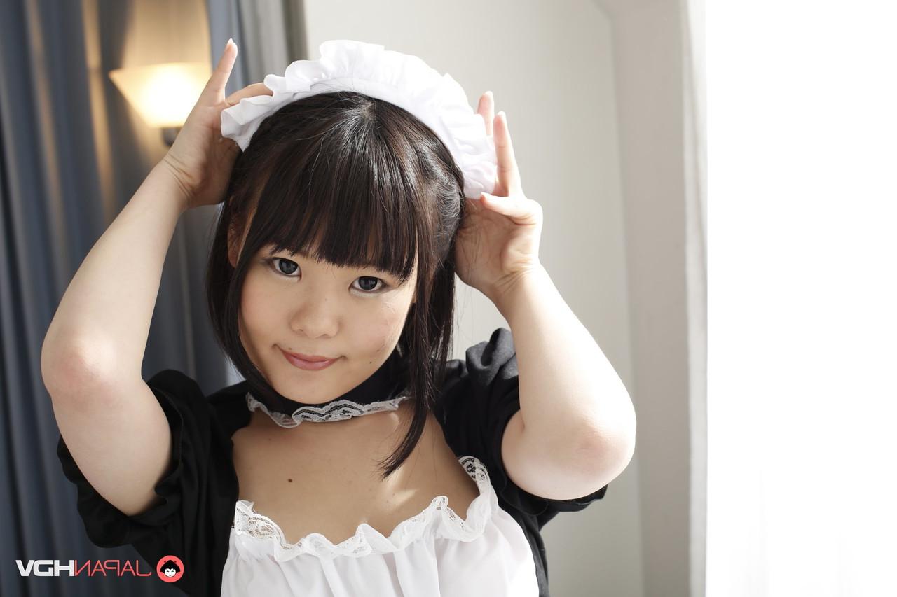 15P Auch das bezaubernde japanische Dienstmädchen Ai Mashiro enthüllt ihre Brüste und Unterwäsche