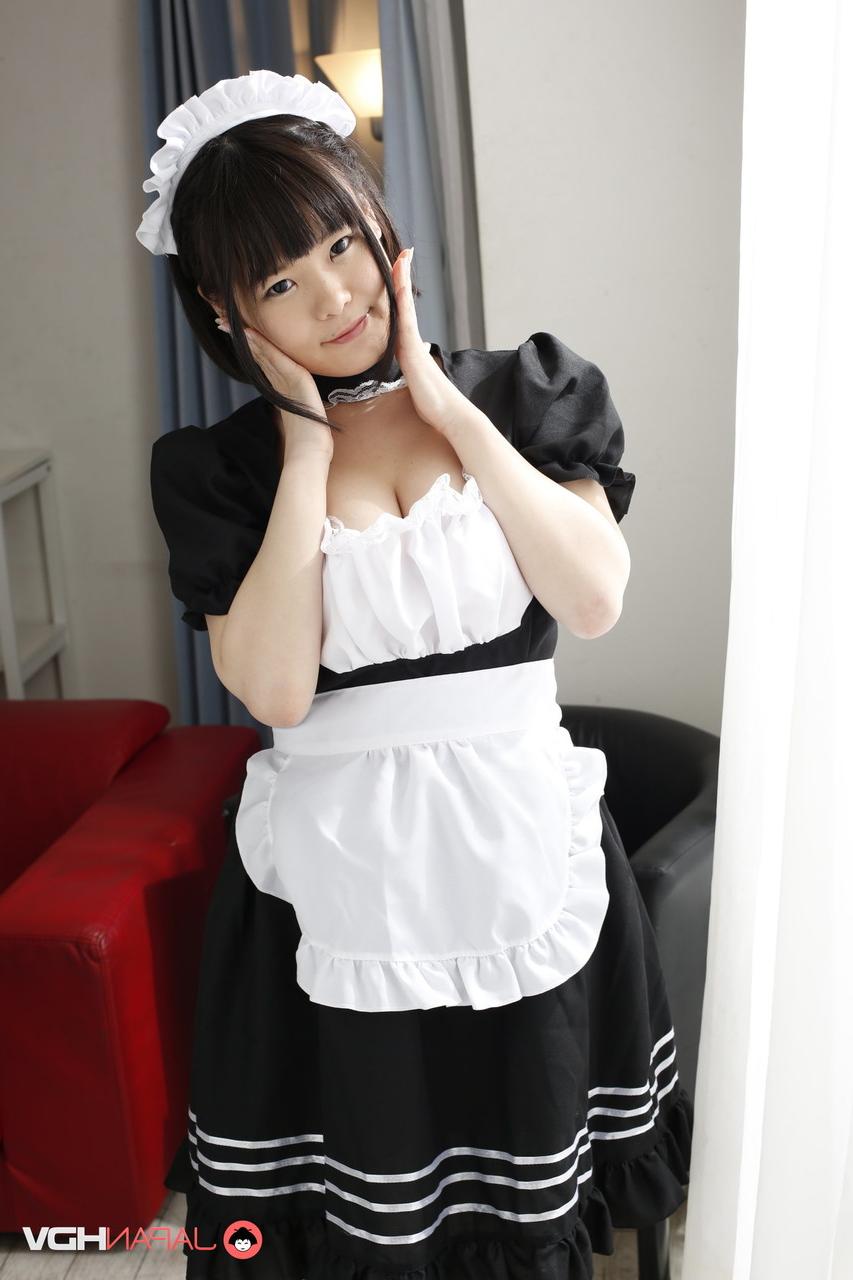 15P Auch das bezaubernde japanische Dienstmädchen Ai Mashiro enthüllt ihre Brüste und Unterwäsche