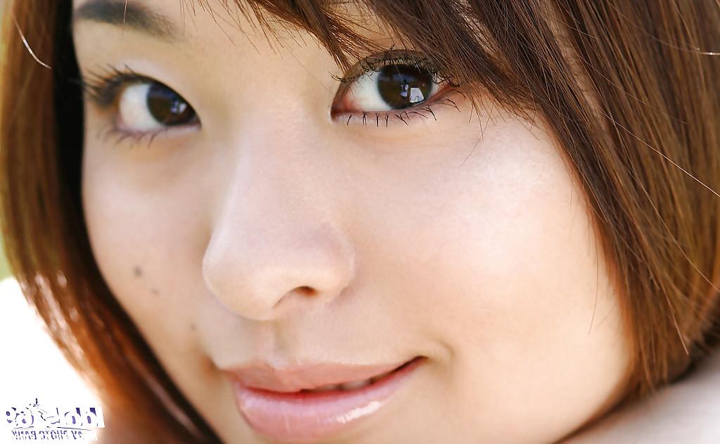 14P La asiática hikaru koto se quita las pantimedias y muestra sus tetas