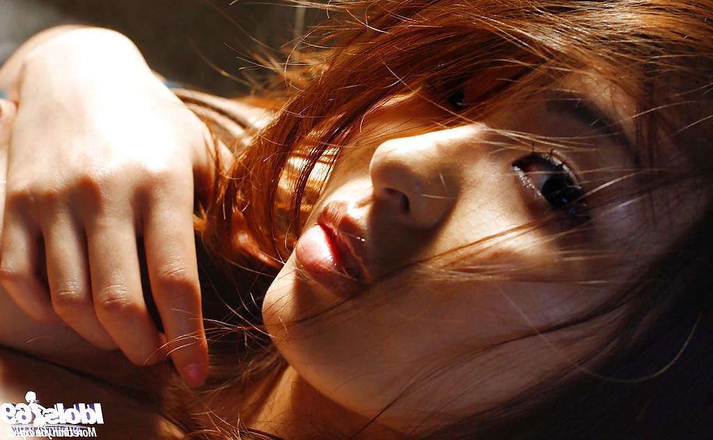 14P La asiática hikaru koto se quita las pantimedias y muestra sus tetas