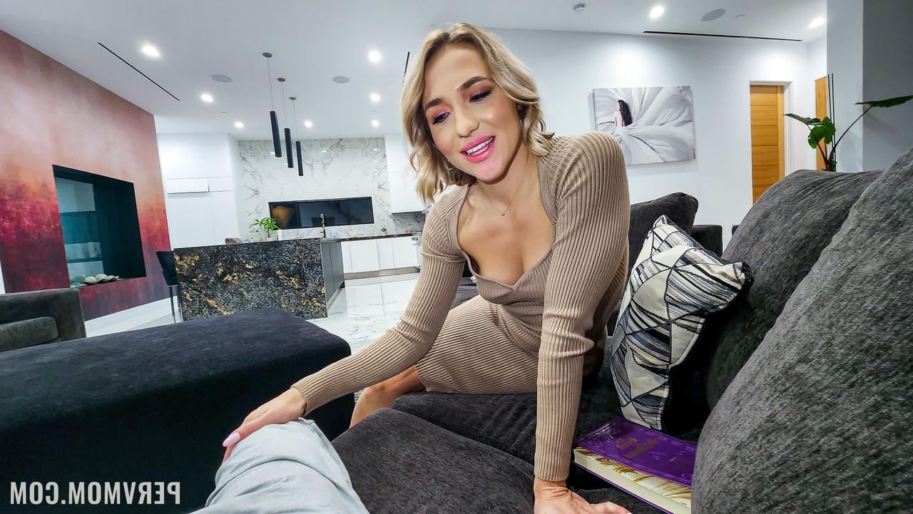 20P La sexy rubia Jeny B se quita la ropa interior y recibe una polla en POV