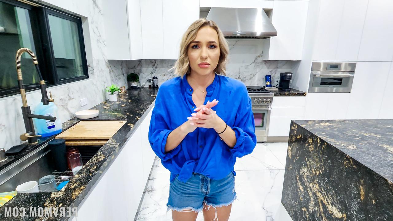 20P La sexy rubia Jeny B se quita la ropa interior y recibe una polla en POV