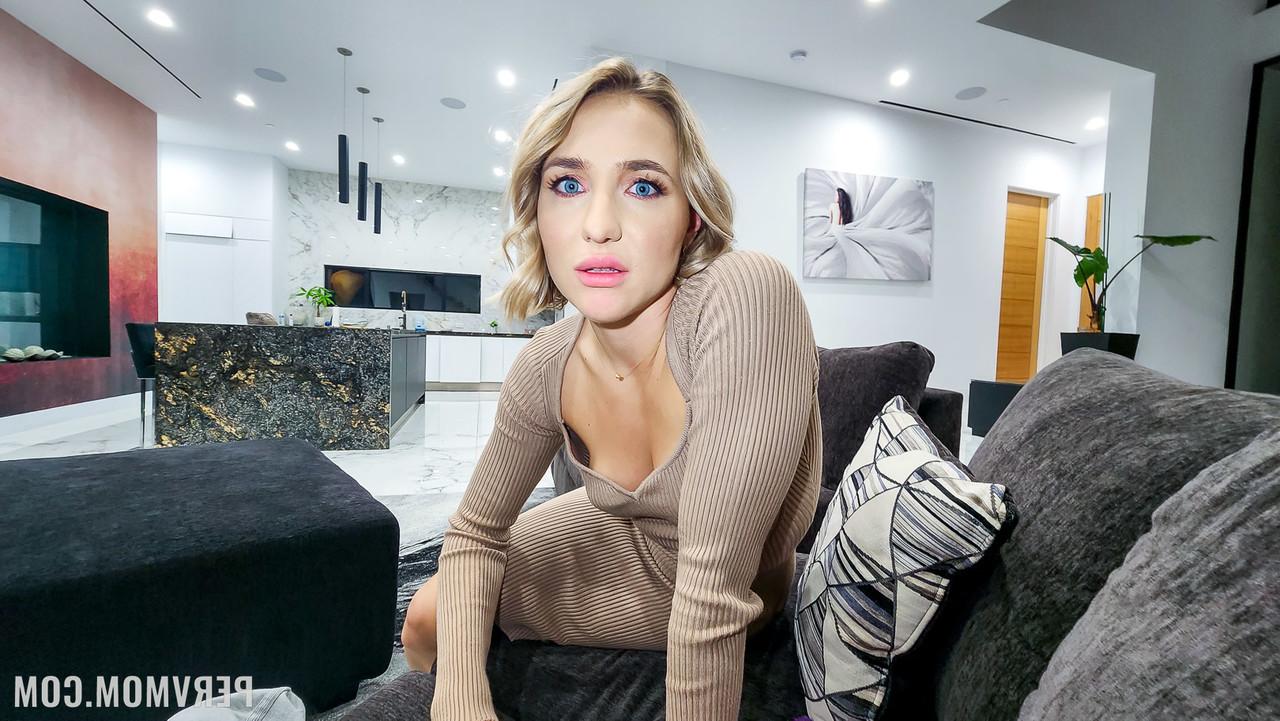 20P La sexy rubia Jeny B se quita la ropa interior y recibe una polla en POV