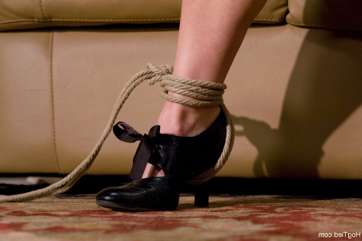 20P Die unterwürfige Minx Grrl lässt ihre Löcher gefesselt bis zum Orgasmus spielen