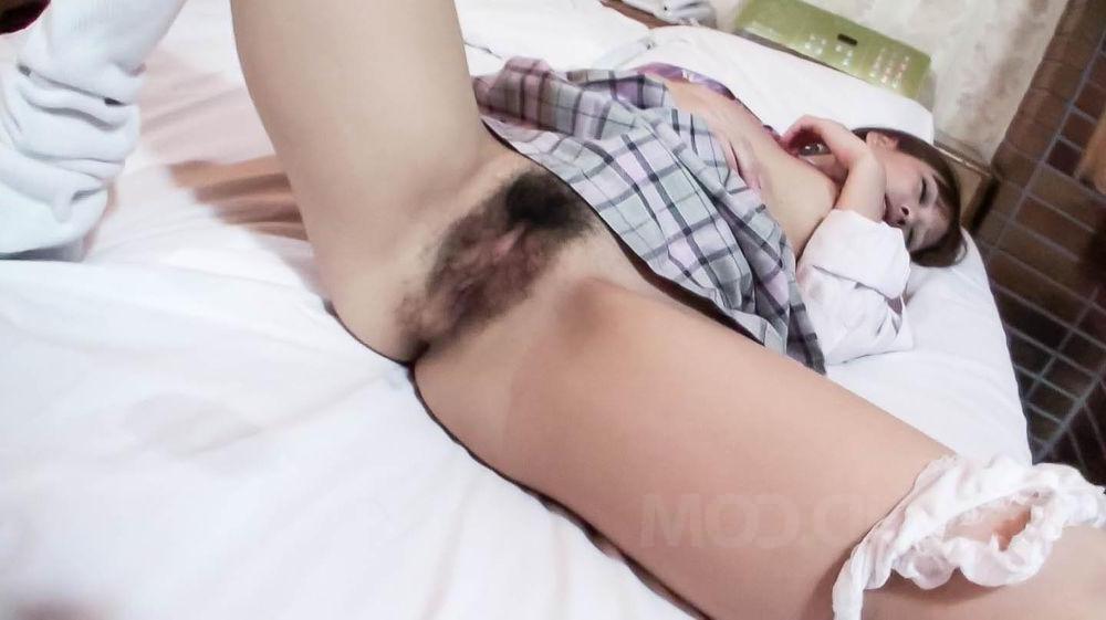 15P L'étudiante japonaise Asuka fait l'amour sur un lit lors d'une action en POV.