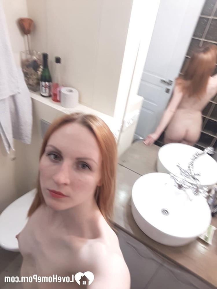 20P Amateur-Ingwer stellt ihre kleinen Brüste und ihren dünnen Körper im Spiegel zur Schau