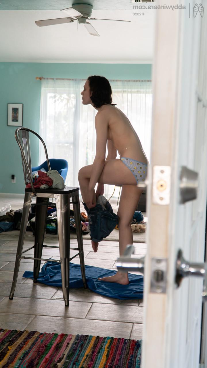 20P La amateur de pelo negro taylor m se viste con pantalones cortos vaqueros y una camisa ajustada