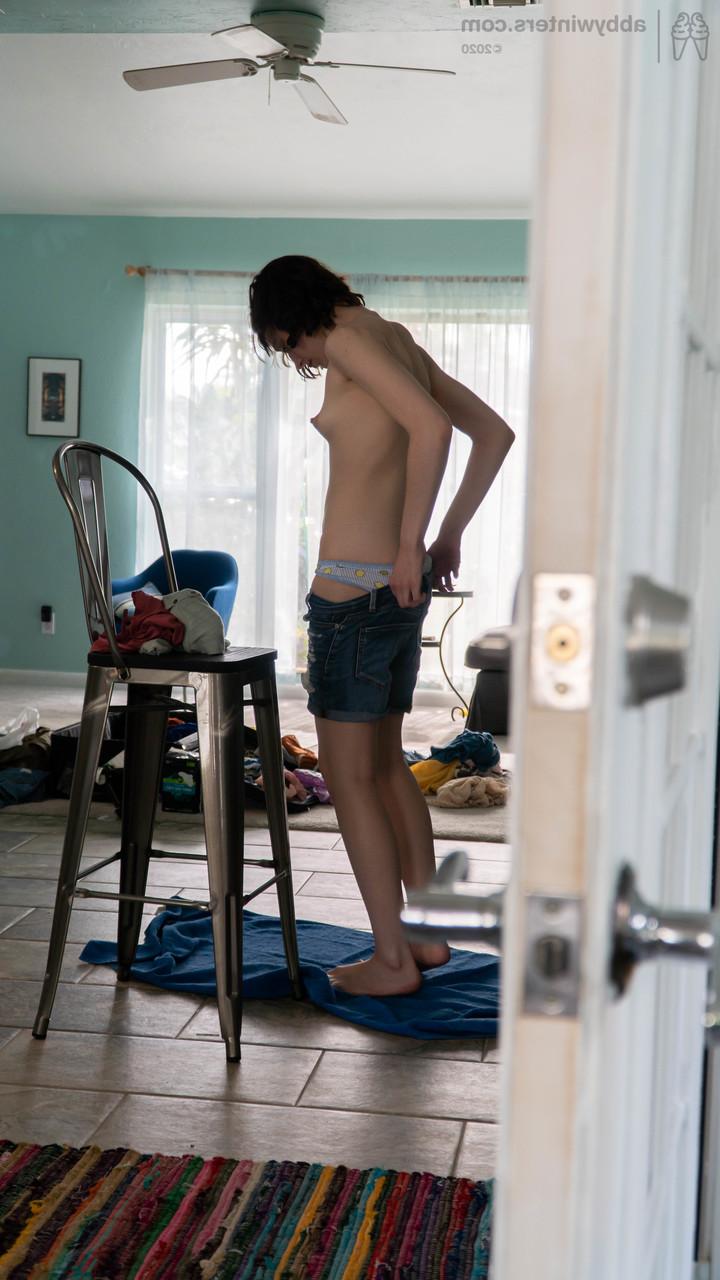 20P La amateur de pelo negro taylor m se viste con pantalones cortos vaqueros y una camisa ajustada