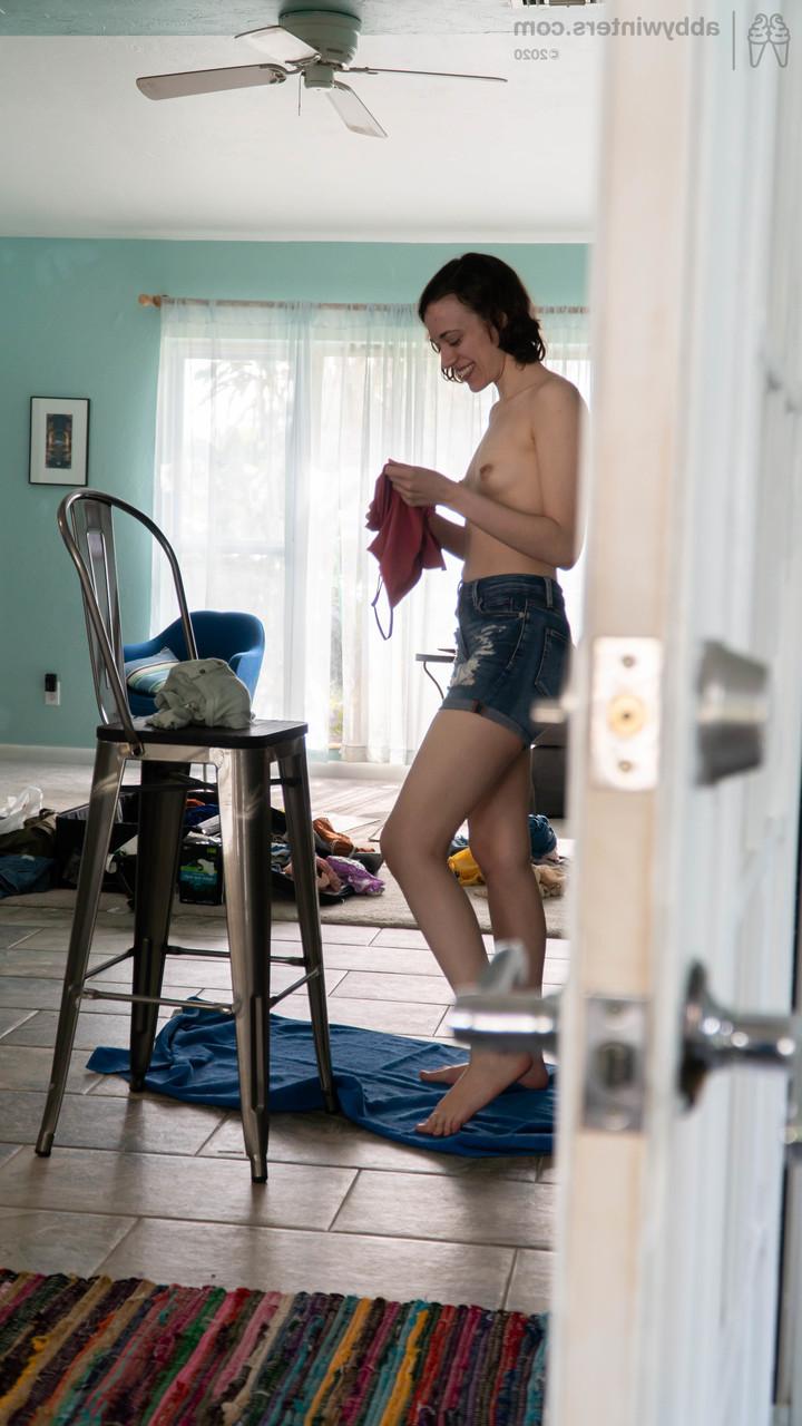 20P La amateur de pelo negro taylor m se viste con pantalones cortos vaqueros y una camisa ajustada
