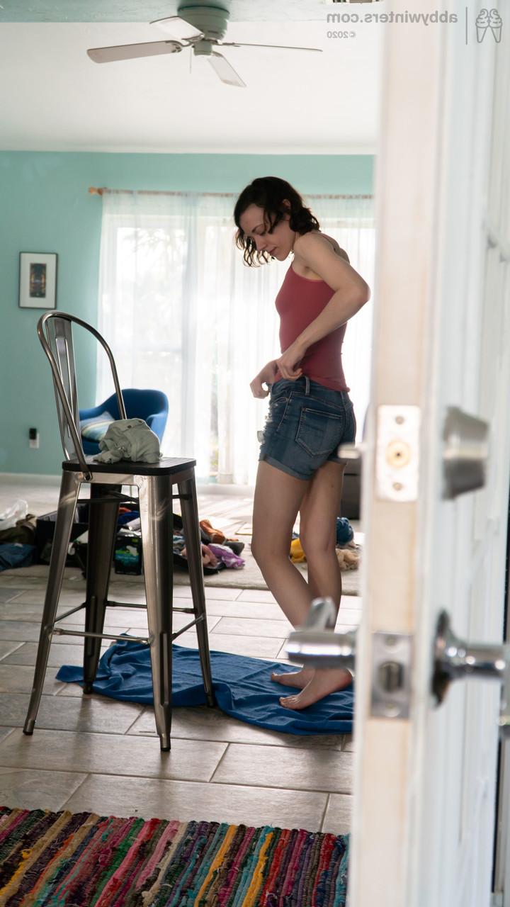 20P La amateur de pelo negro taylor m se viste con pantalones cortos vaqueros y una camisa ajustada