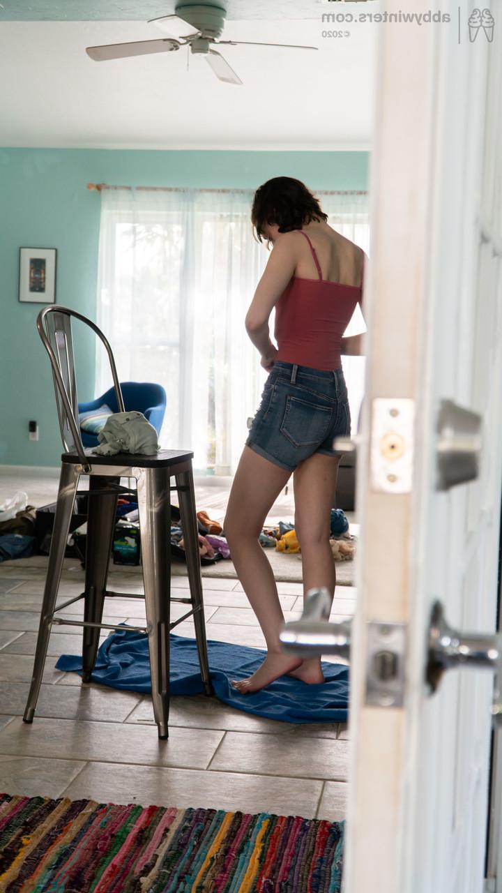 20P La amateur de pelo negro taylor m se viste con pantalones cortos vaqueros y una camisa ajustada
