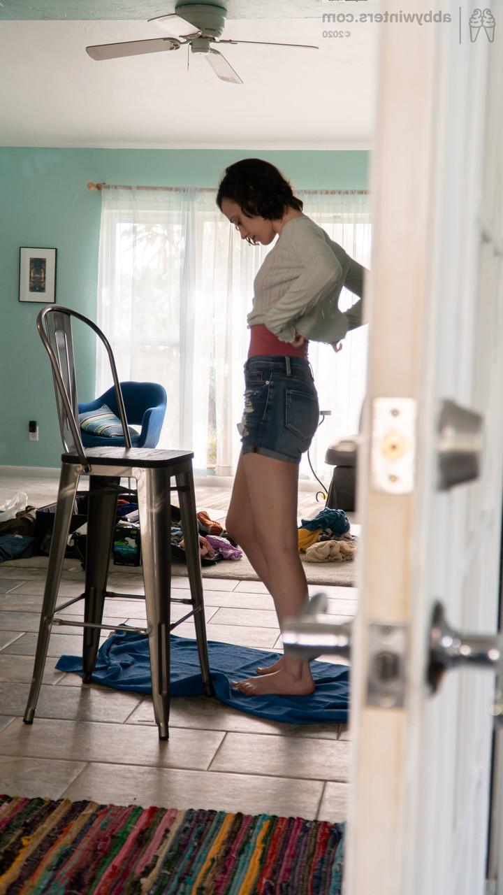 20P La amateur de pelo negro taylor m se viste con pantalones cortos vaqueros y una camisa ajustada