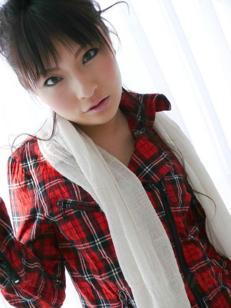 15P La japonesa Rika Sonohara tiene sexo con un par de chicos al mismo tiempo