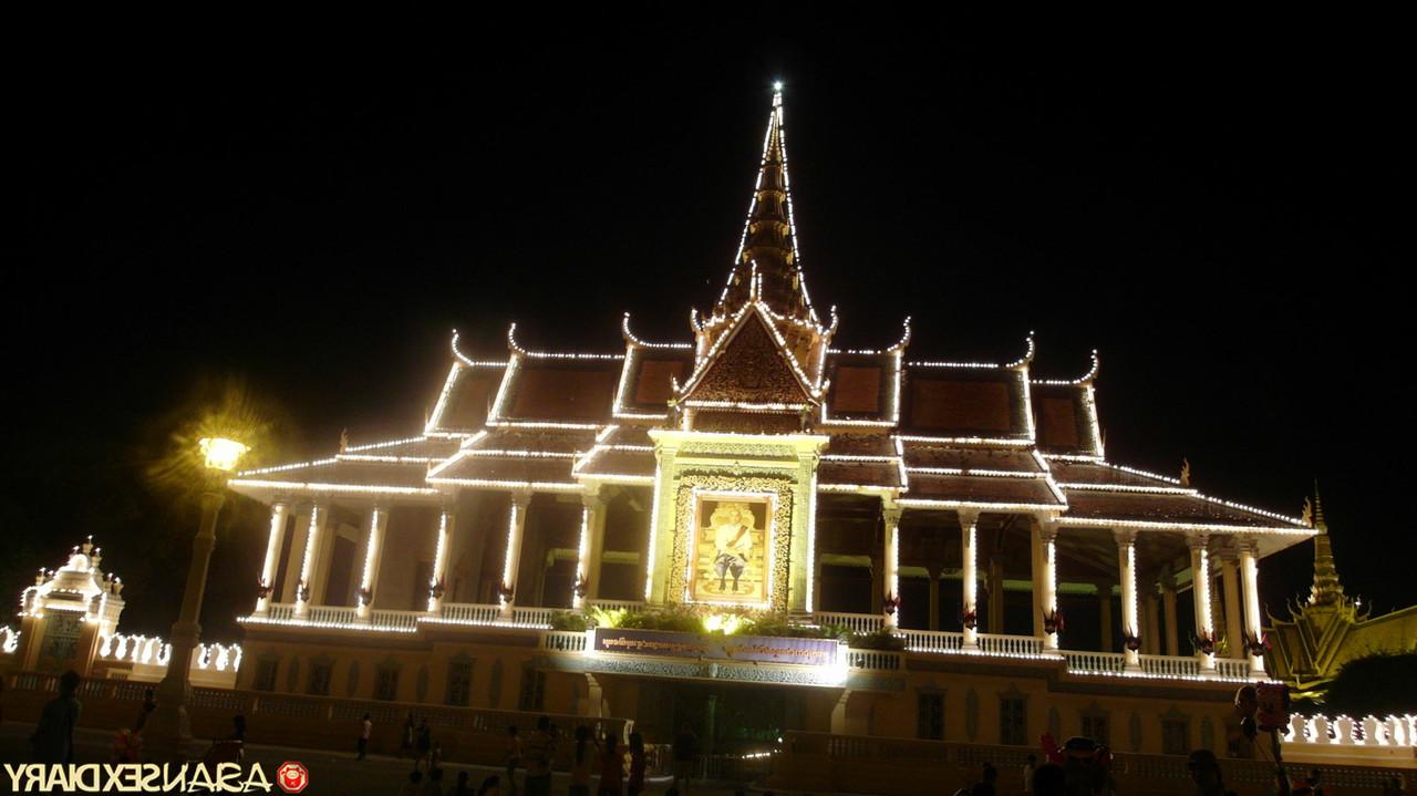 20P La jolie asiatique Lan se fait baiser et crémer par un inconnu qu'elle vient de rencontrer