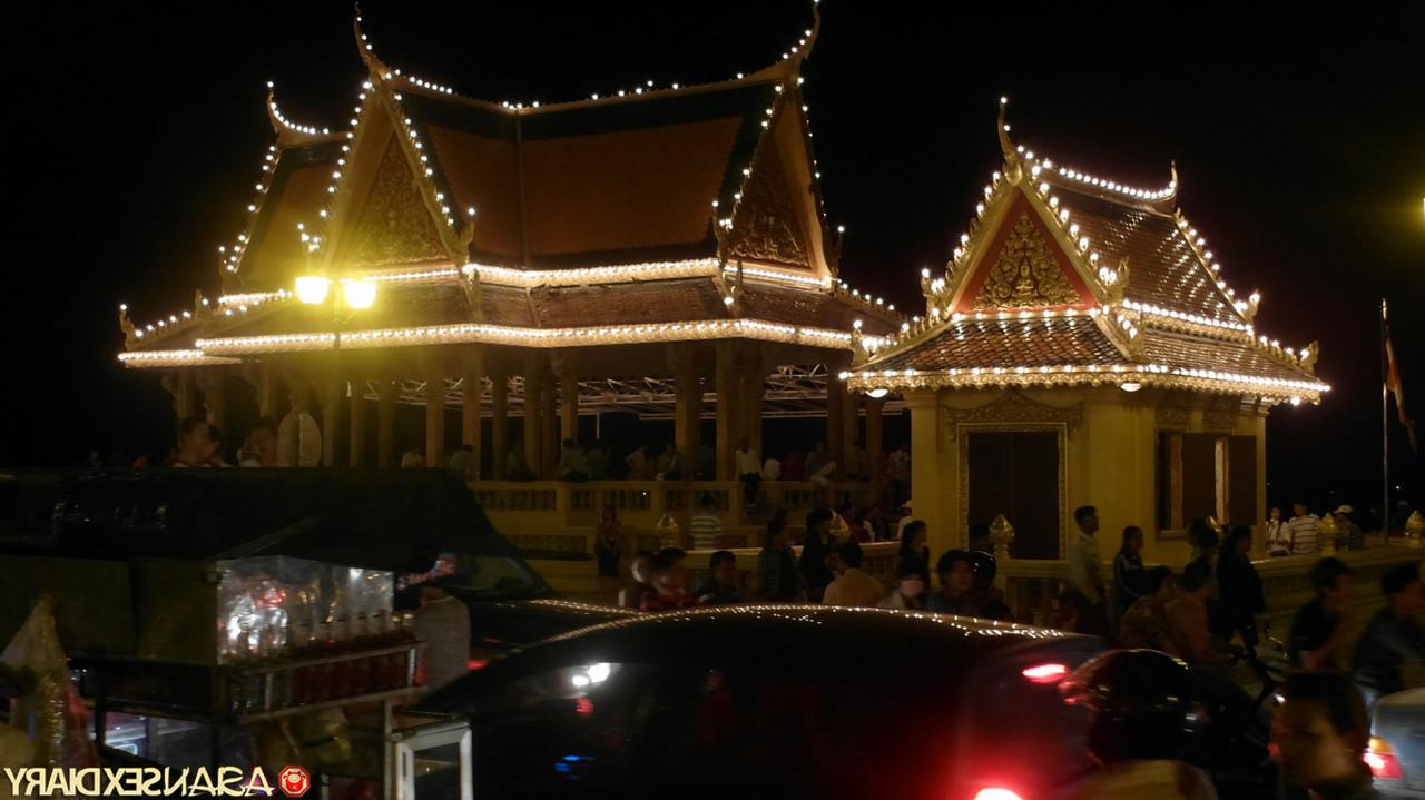 20P La jolie asiatique Lan se fait baiser et crémer par un inconnu qu'elle vient de rencontrer