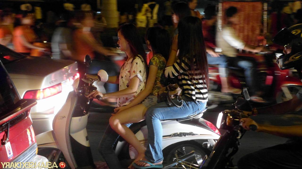 20P La jolie asiatique Lan se fait baiser et crémer par un inconnu qu'elle vient de rencontrer