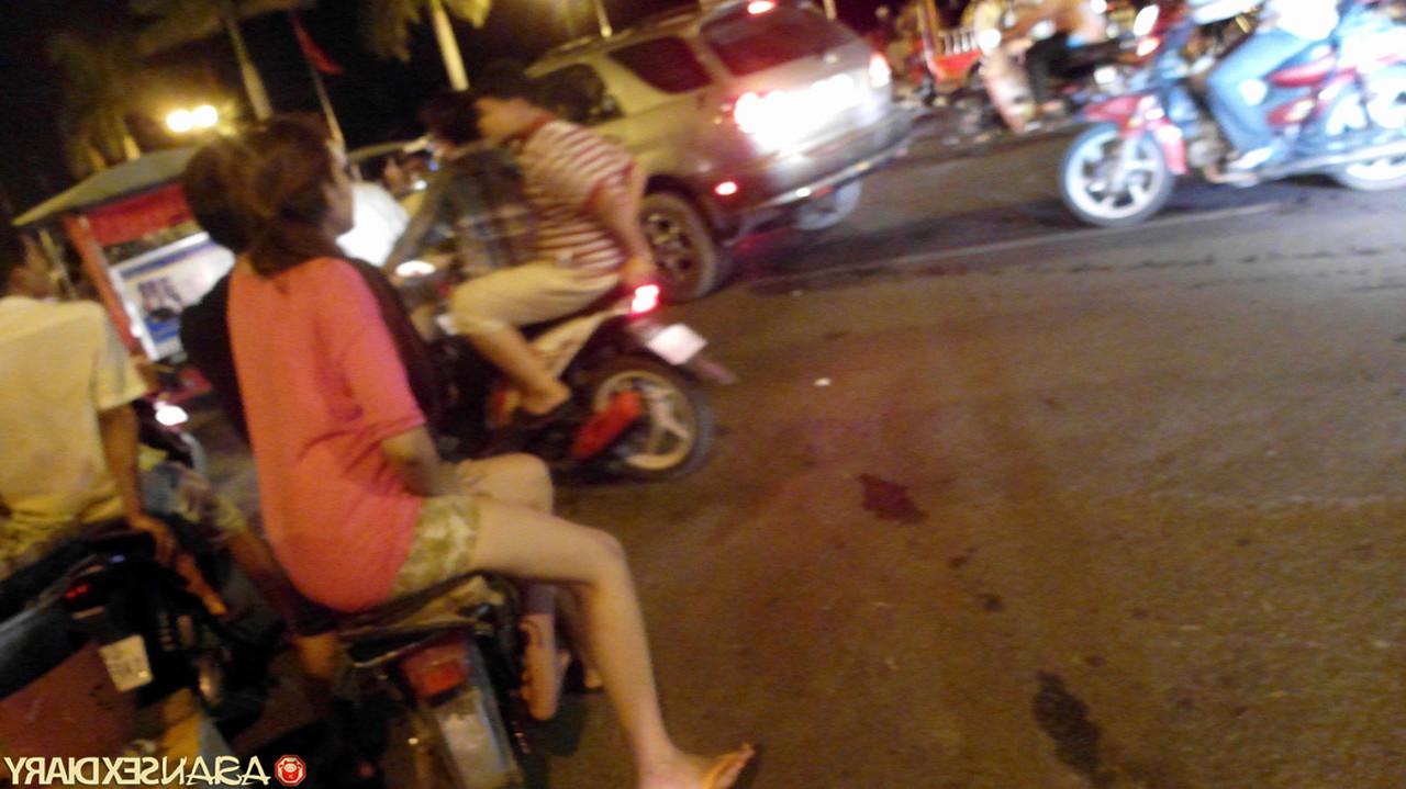 20P La jolie asiatique Lan se fait baiser et crémer par un inconnu qu'elle vient de rencontrer