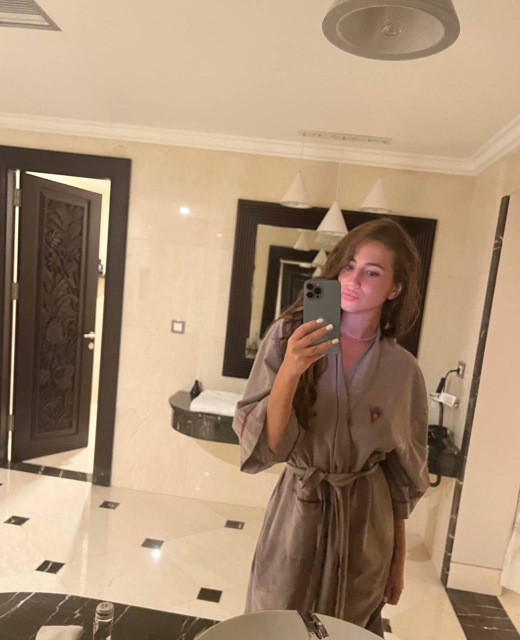 14P Sexy Amateurin macht Nackt-Selfies und zeigt ihre großen Brüste und ihren kurvigen Arsch