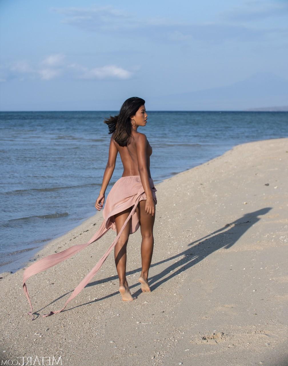 20P La joven asiática Moana Rosi posa desnuda y juega en un columpio al aire libre en la playa