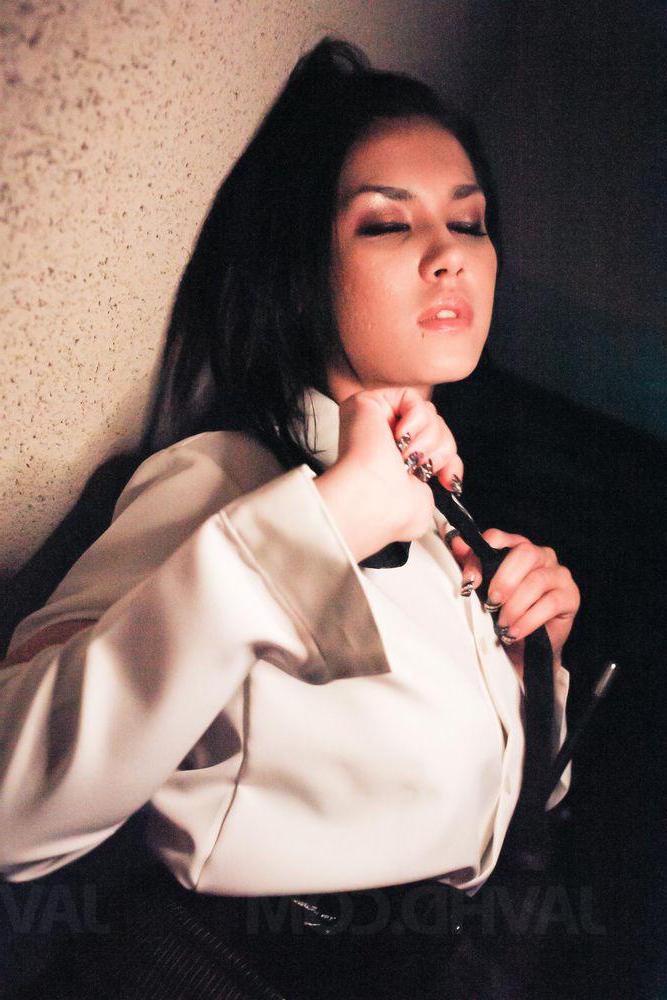 15P A garota asiática sexy Maria Ozawa monta um vibrador de sucção durante ação solo