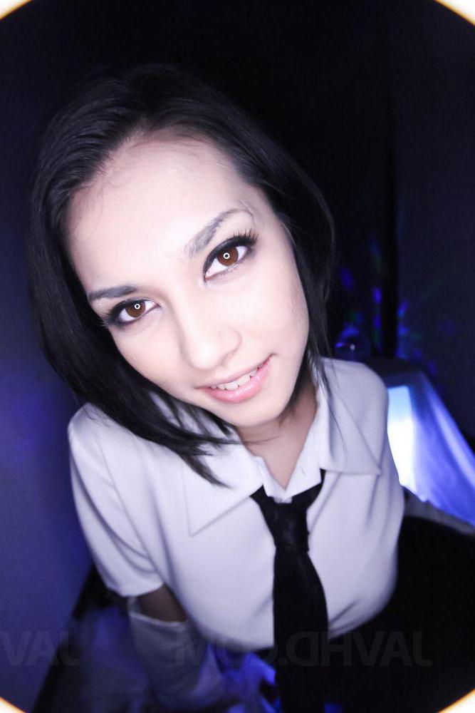 15P A garota asiática sexy Maria Ozawa monta um vibrador de sucção durante ação solo