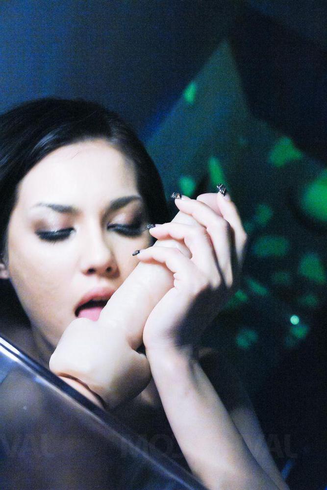 15P A garota asiática sexy Maria Ozawa monta um vibrador de sucção durante ação solo