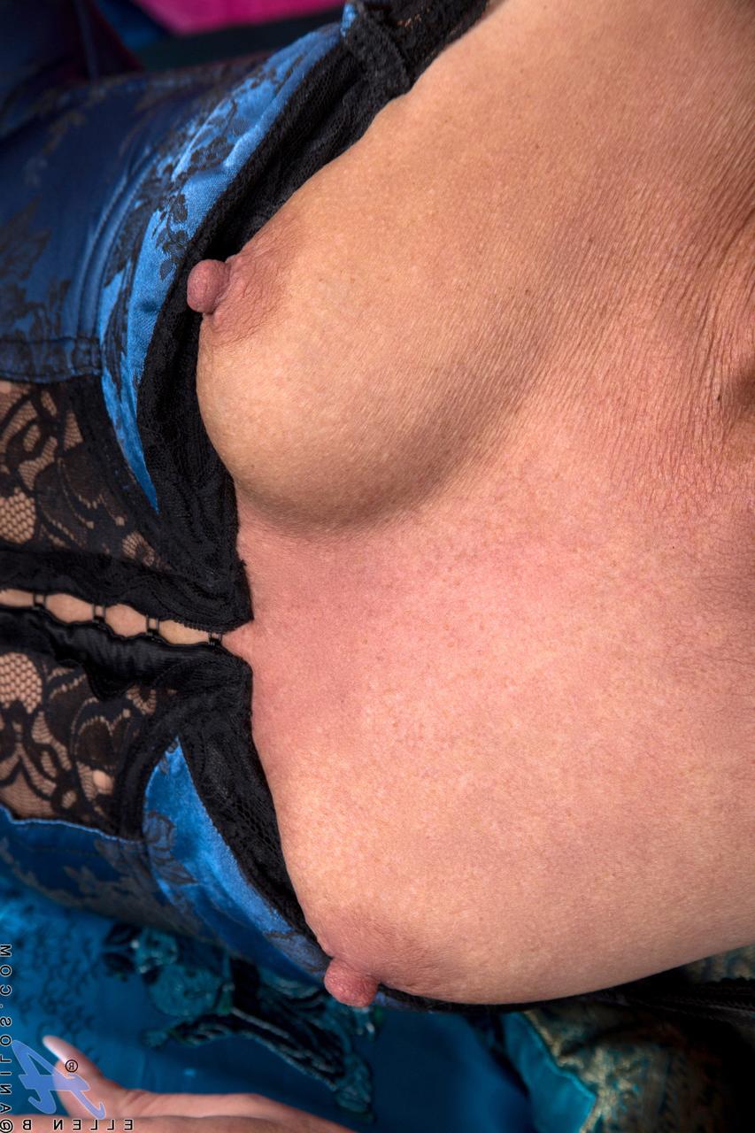 20P La blonde mature Ellen B écarte sa vieille chatte poilue et expose ses jolis tétons.