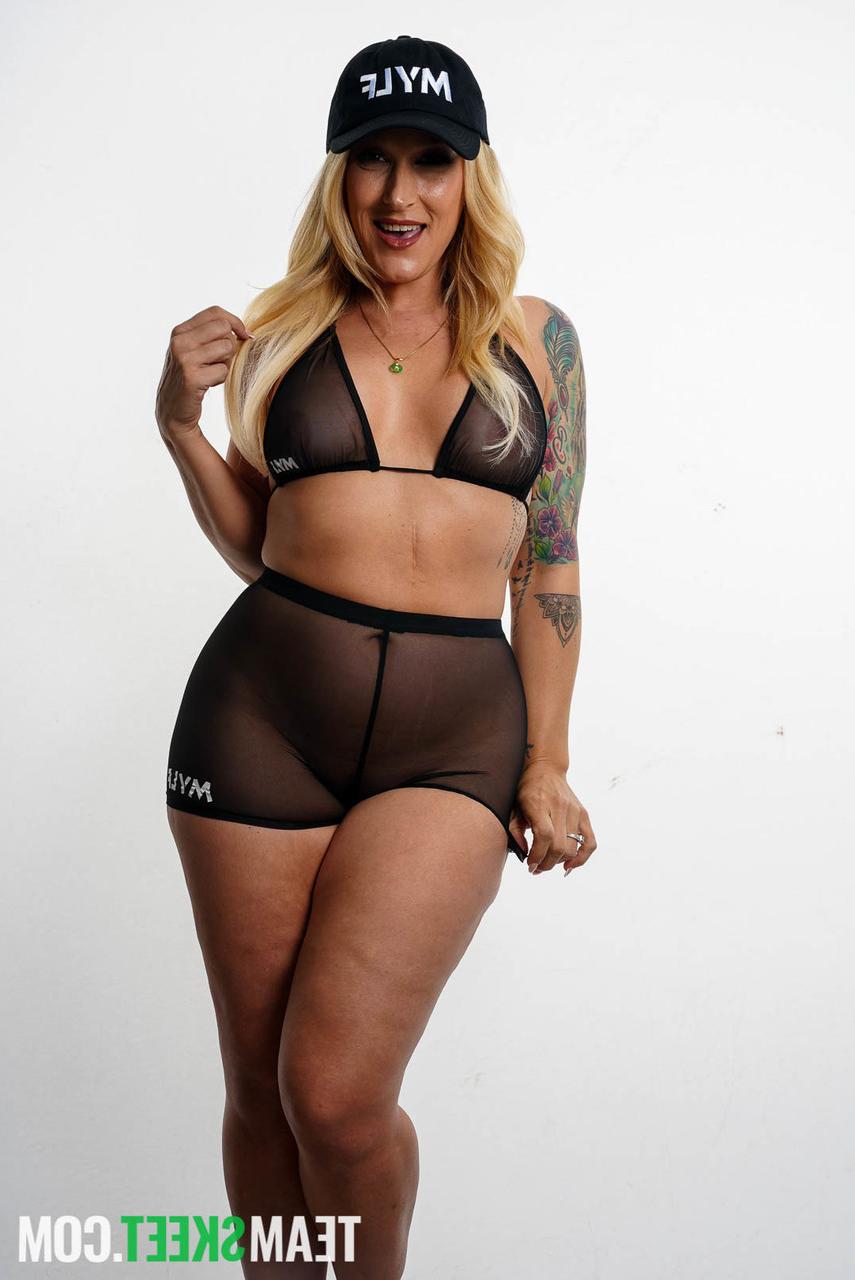 20P Sexy babysitter Lysagna DelRay enjoys wild sex with a cheating husband