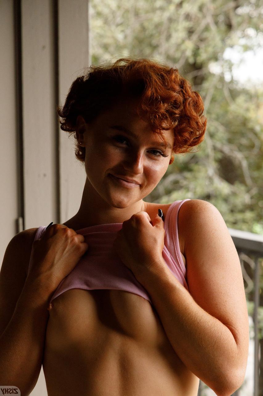 13P L'amatrice Dabney Conrad enlève ses leggings et sa culotte sexy pour poser nue.
