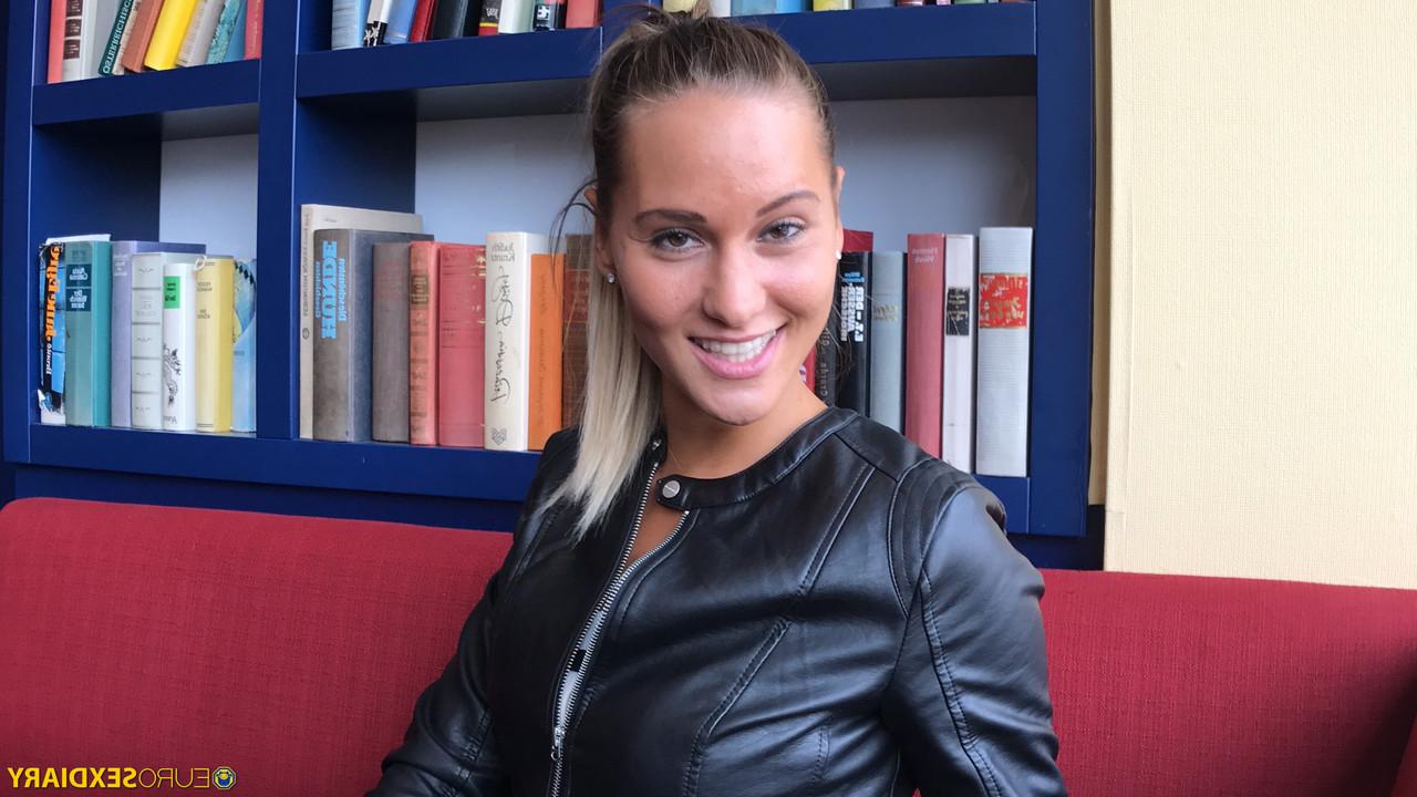 20P A linda amadora europeia Naomi expõe seu corpo quente e é atingida em sexo POV