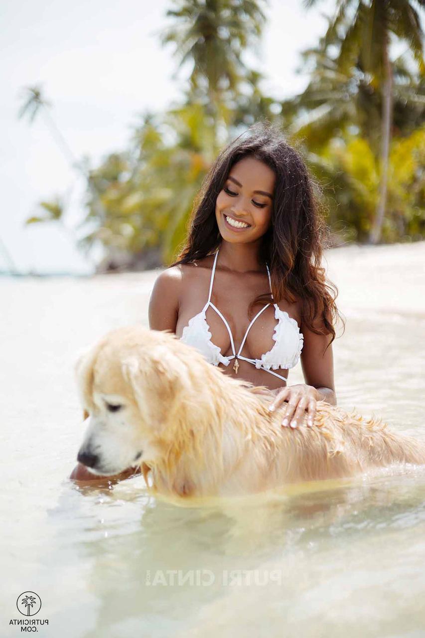 20P Une fille séduisante montre ses gros seins tout en se taquinant en bikini à la plage.