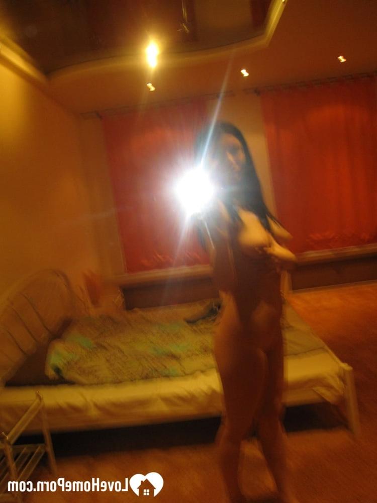 16P Namorada deslumbrante posa nua e tira selfies de seu corpo maravilhoso