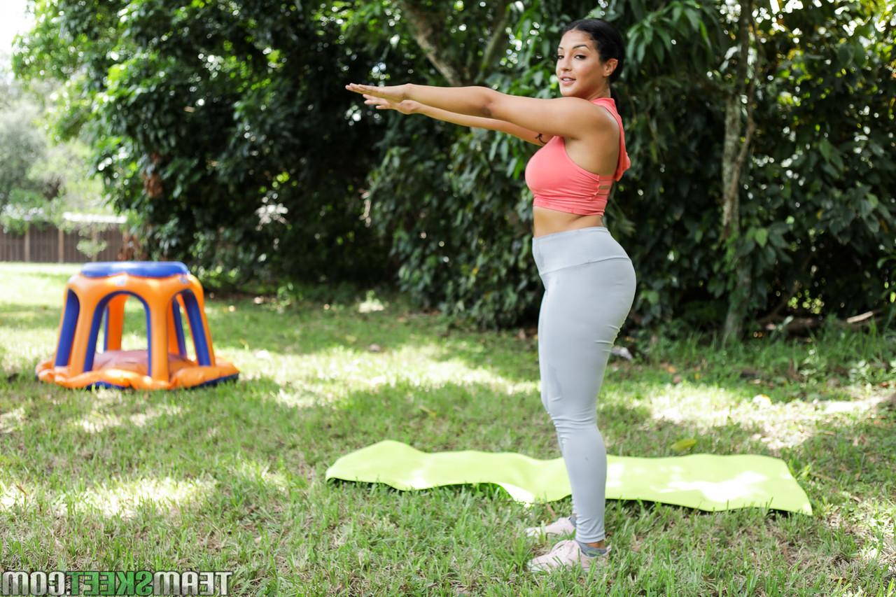 20P A deslumbrante adolescente gostosa Kosame Dash exibe sua bunda grande e oleosa antes do sexo quente